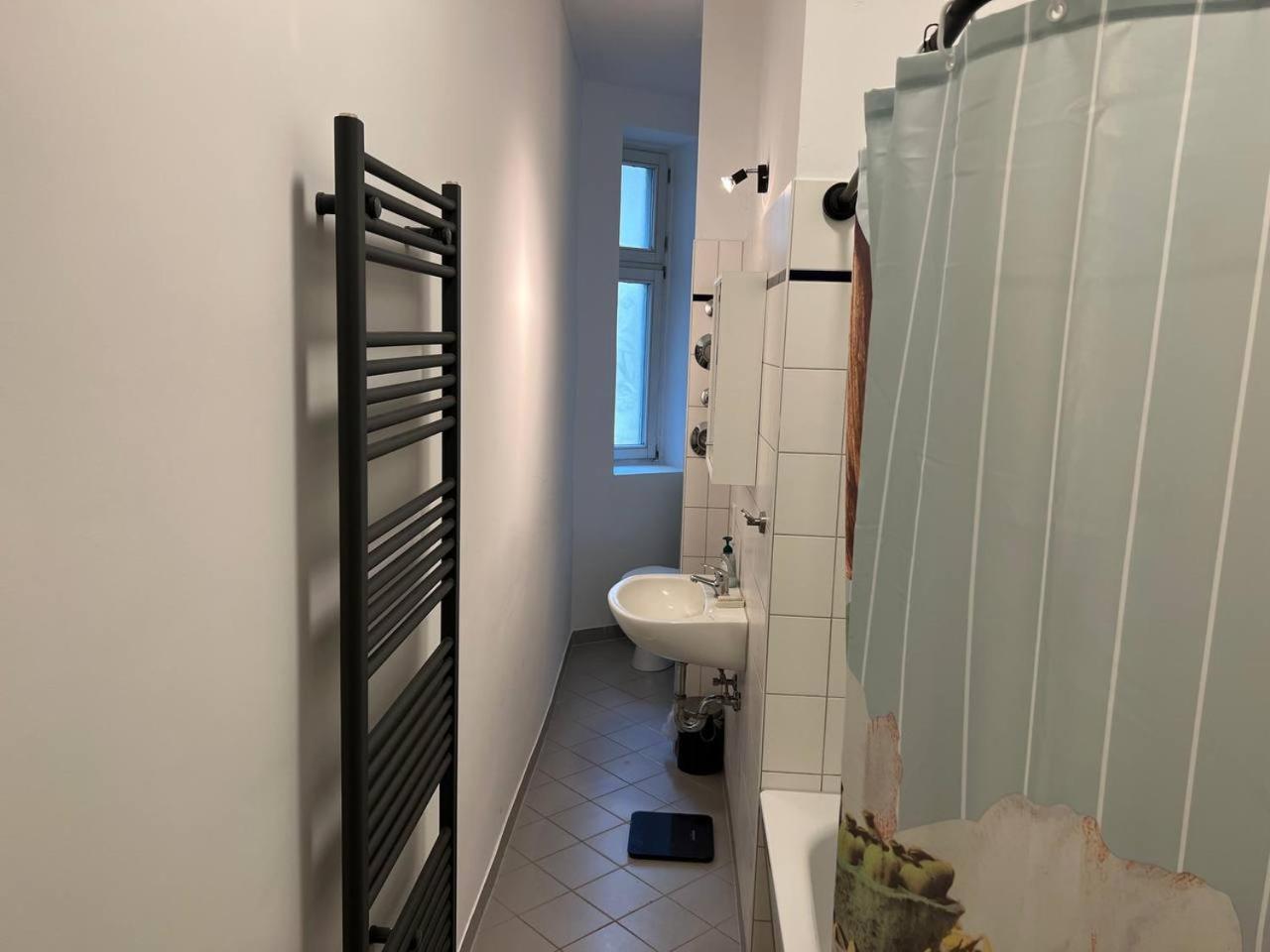 Stylish 2-Room Apartment With Balcony Next To East Side Gallery Berlín Exterior foto