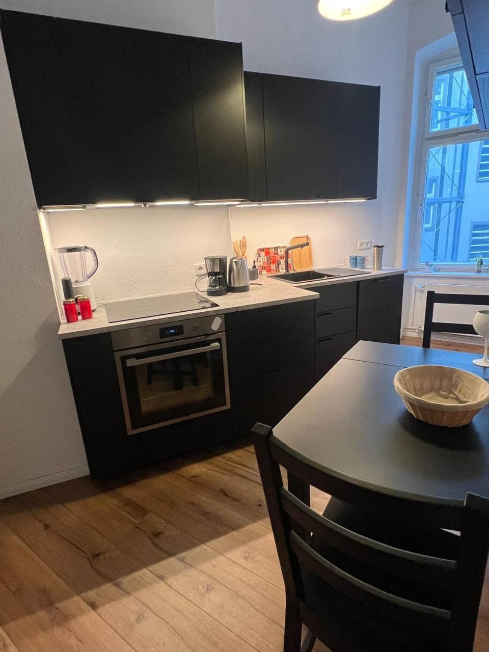 Stylish 2-Room Apartment With Balcony Next To East Side Gallery Berlín Exterior foto
