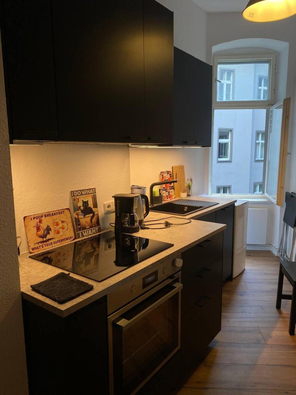 Stylish 2-Room Apartment With Balcony Next To East Side Gallery Berlín Exterior foto